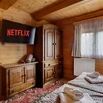 Private Summer House With Swimming Pool, Bar And Pit For Football And Volleyball Feriehus Hvezdonice