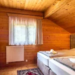 Private Summer House With Swimming Pool, Bar And Pit For Football And Volleyball Feriehus Hvezdonice