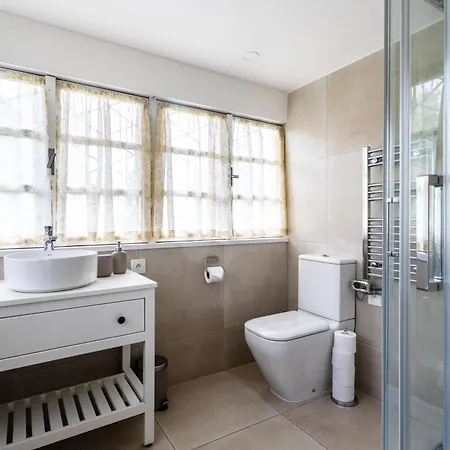 Family With Private Pool, Bar & Sports Field 別荘 Hvezdonice